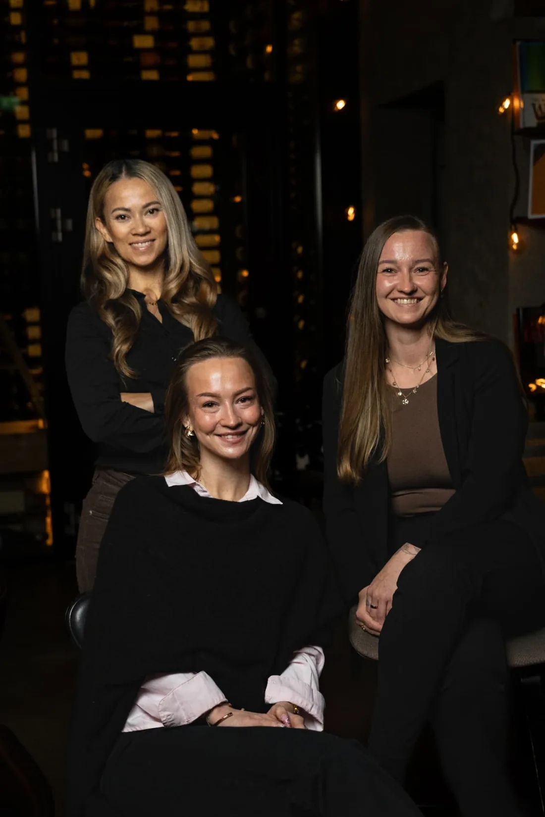Susanne Jesken, Christel Lunde og Silje Jesken i S/C Media portrettert sammen i et dempet, varmt interiør